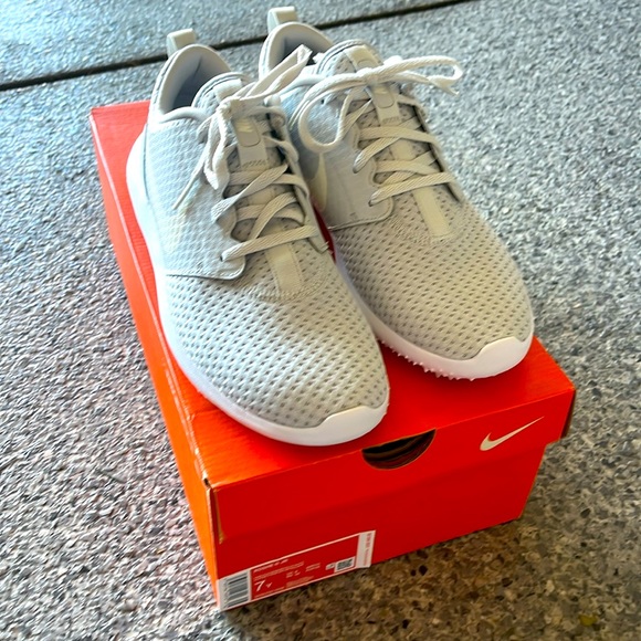 Nike Shoes - Brand new Nike Roshe G Jr Golf shoes size 7Y/ women's 9